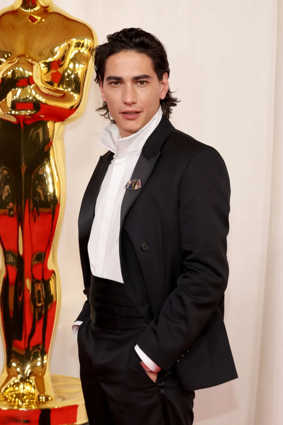 El look de Enzo Vogrincic en los Premios Oscar 2024.