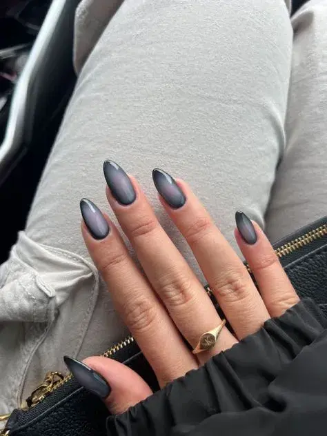 Una versión en negro y gris, para las más clásicas.