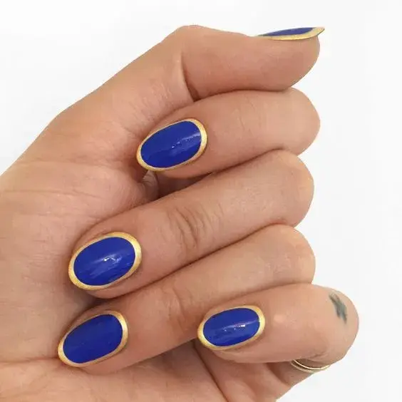 Con esmalte azul, el gran todo estrella para este otoño. Lo podés combinar en dorado (como en este diseño) o con el color que más te guste.