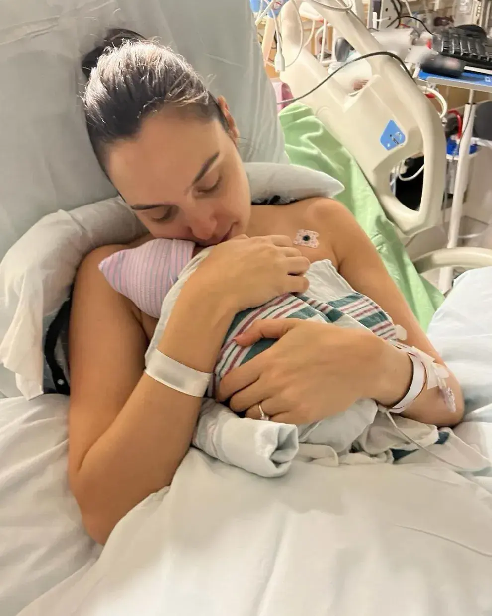 Gal Gadot junto a su hija recién nacida.