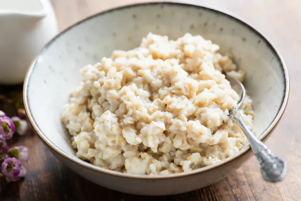 La avena cocida con leche o con agua forma parte de la rutina diaria de esta anciana