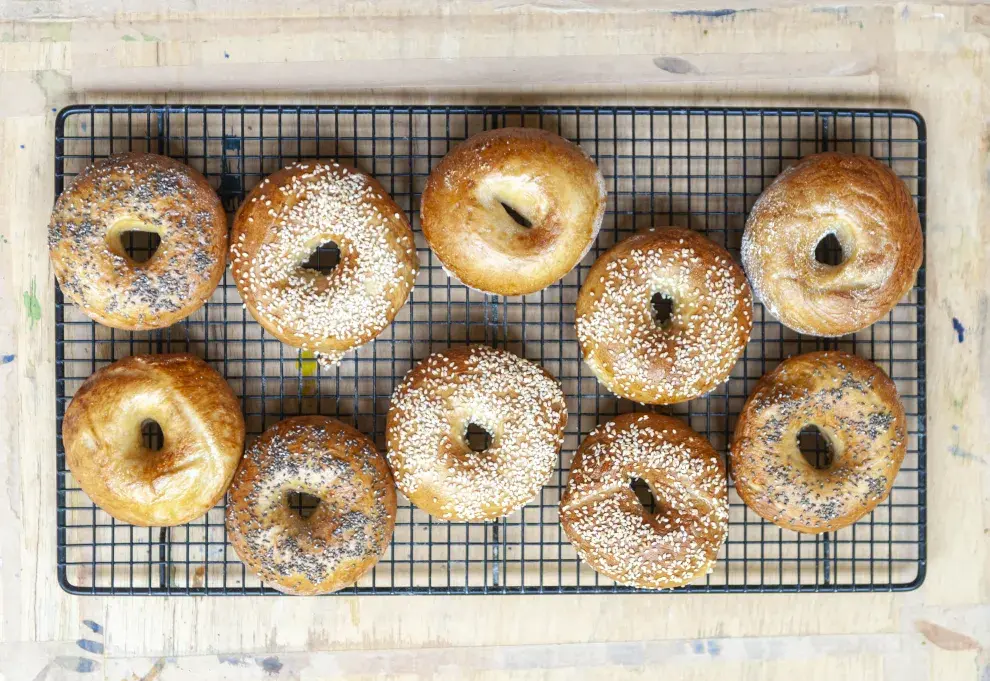 El paso a paso de la receta para hacer bagels en casa.