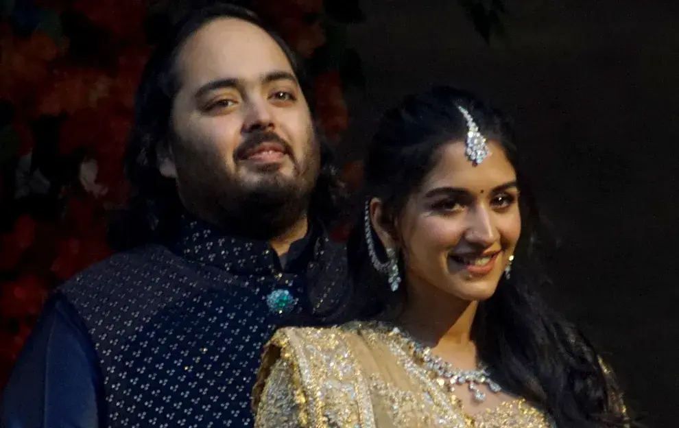 Anant Ambani y Radhika Merchant celebrando su compromiso.