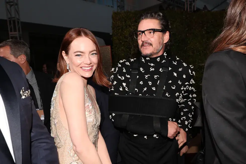 Pedro Pascal y Emma Stone durante los Golden Globes 2024.