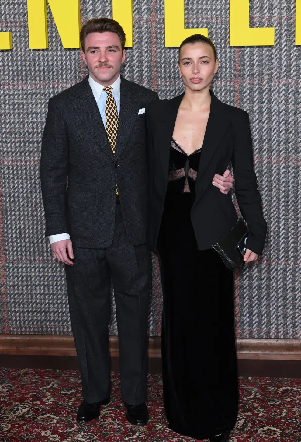 Rocco Ritchie y Olivia Monjardin en la premiere de Los Caballeros.