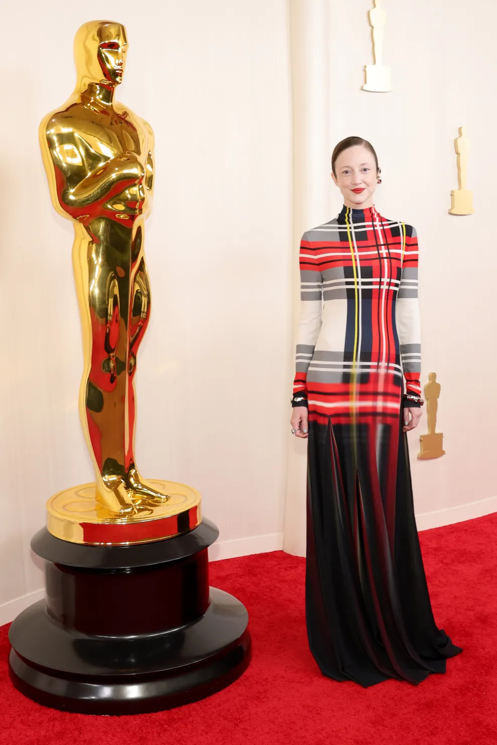 Andrea Riseborough en la alfombra roja de los Premios Oscar 2024.