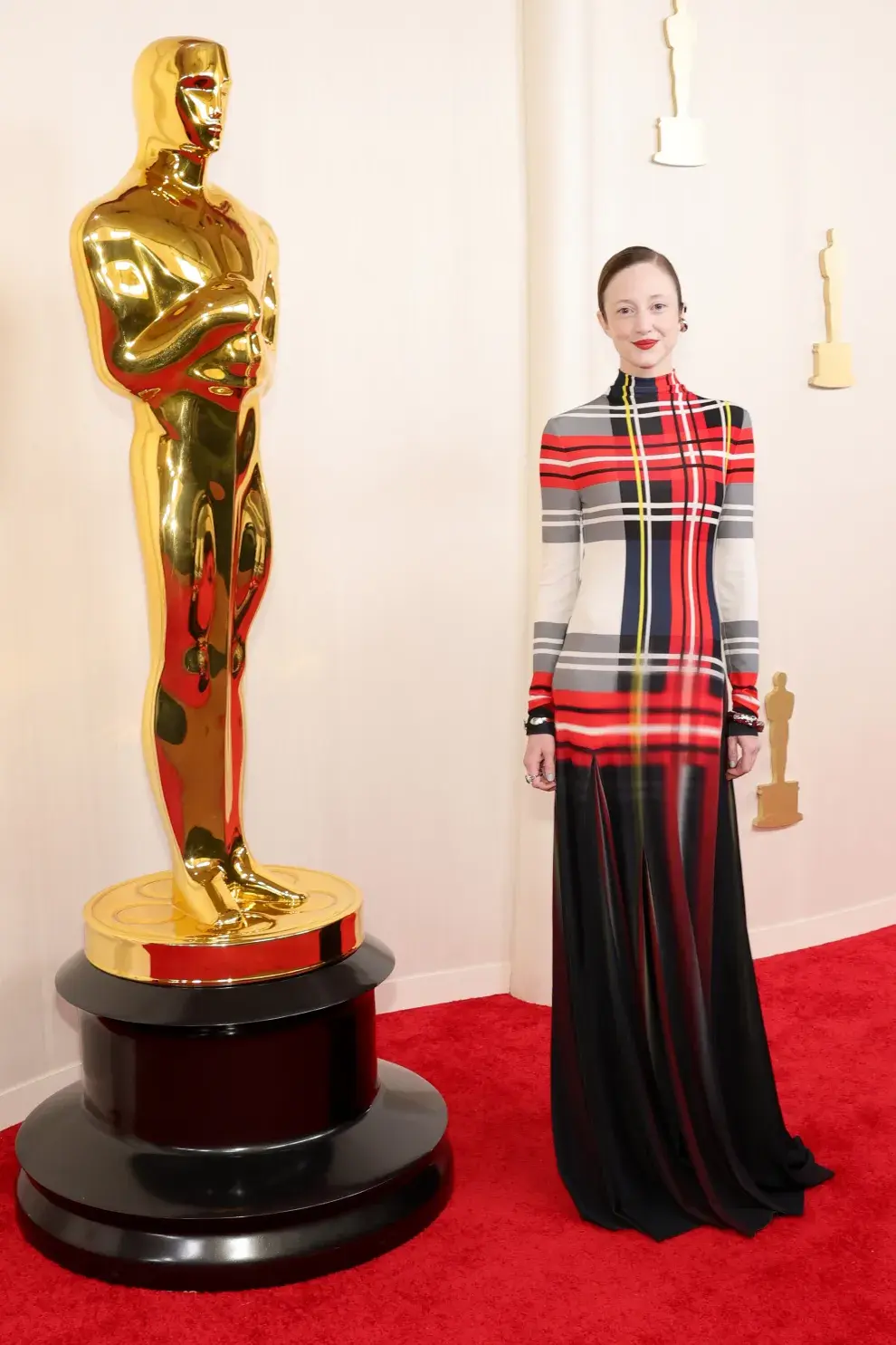 Andrea Riseborough en la alfombra roja de los Premios Oscar 2024.