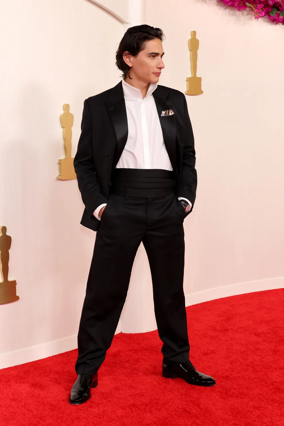 Enzo Vogrincic en la alfombra roja de los Premios Oscar 2024.