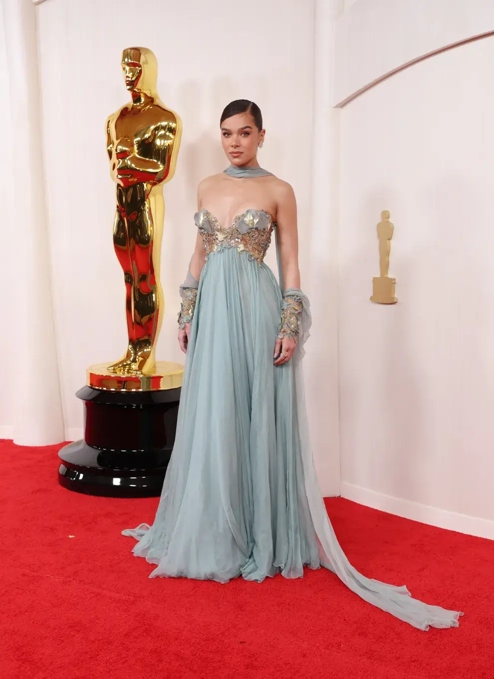 Hailee Steinfeld en la alfombra roja de los Premios Oscar 2024.