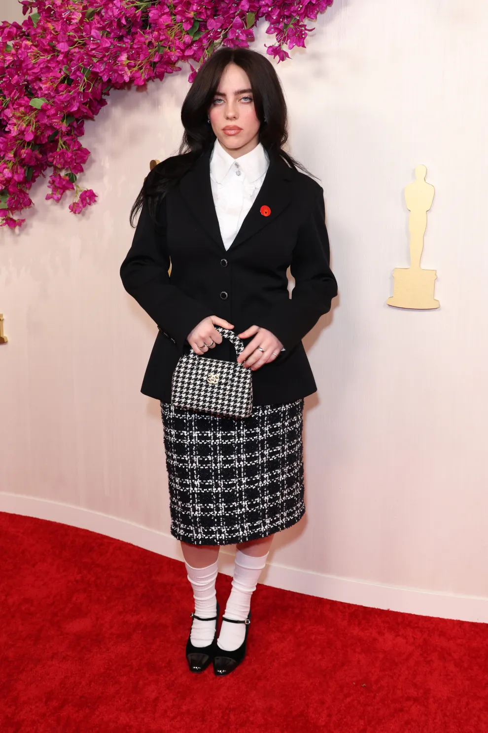 Billie Eilish en la alfombra roja de los Premios Oscar 2024.