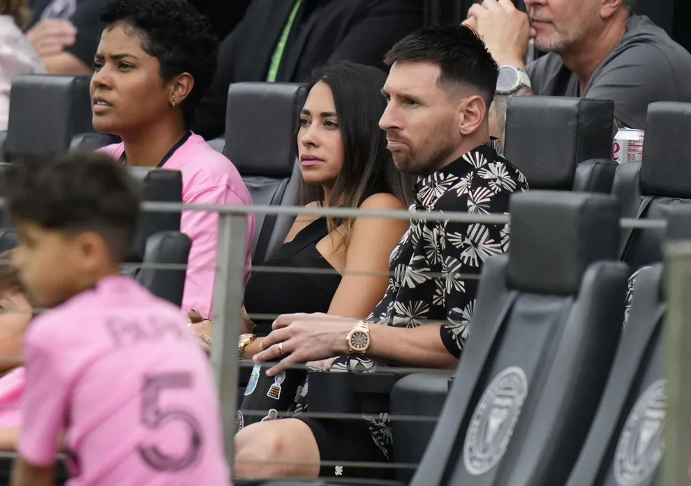 Antonela Roccuzzo y Lio Messi viendo al Inter Miami, el 10 de marzo.