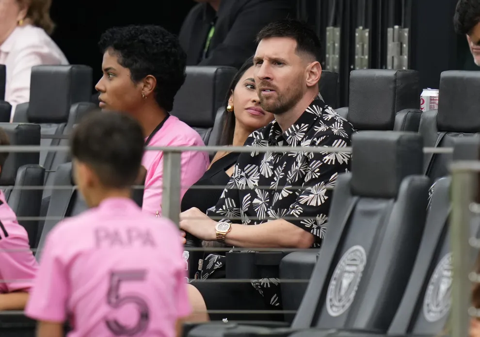 Antonela Roccuzzo y Lio Messi viendo al Inter Miami, el 10 de marzo.