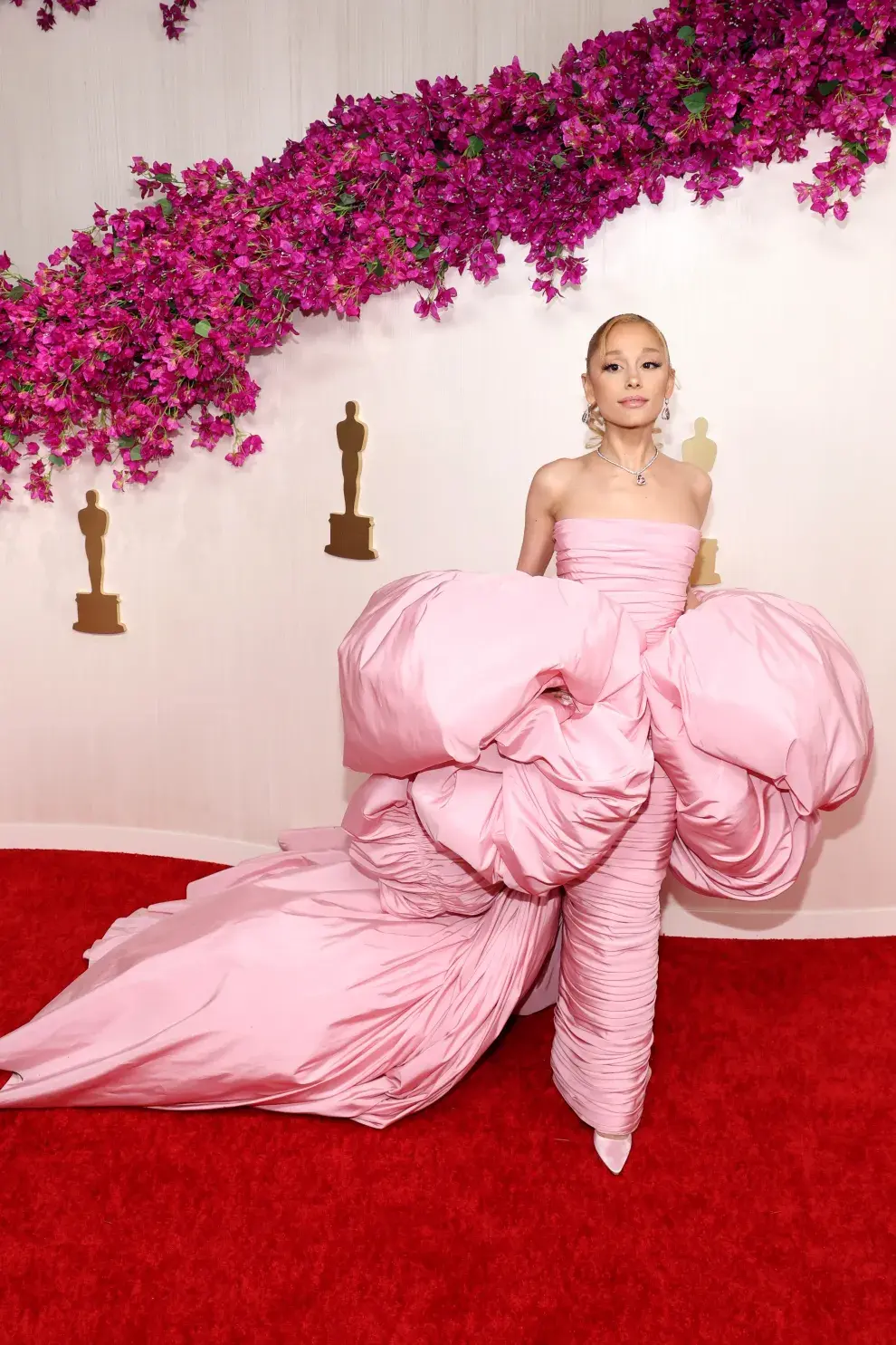 Ariana Grande en la alfombra roja de los Premios Oscar 2024.