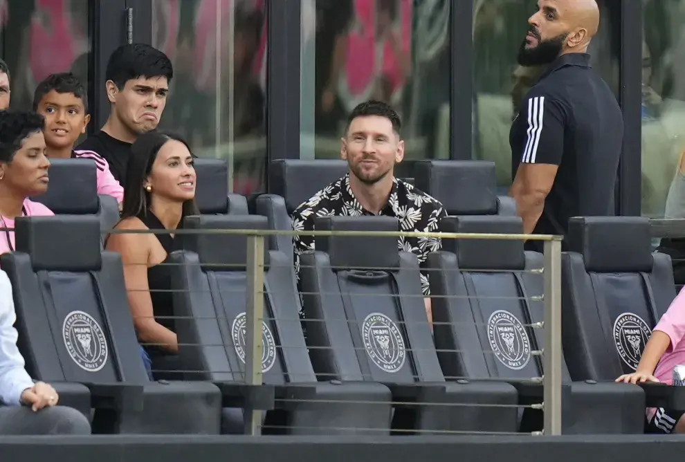 Antonela Roccuzzo y Lio Messi viendo al Inter Miami, el 10 de marzo.