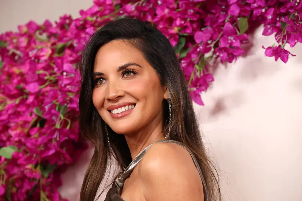 Olivia Munn en la entrega de los Oscars 2024, tres dias antes de revelar su diagnóstico de cáncer de mama.