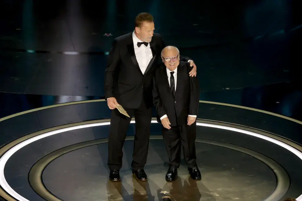 . Arnold Schwarzenegger y Danny DeVito, reunión en los Premios Oscar 2024.