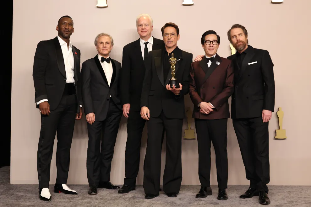 Robert Downey Jr. con Mahershala Ali, Christoph Waltz, Tim Robbins, Ke Huy Quan y Sam Rockwell, antiguos ganadores y presentadores de la categoría Mejor Actor de Reparto en los Oscars 2024,