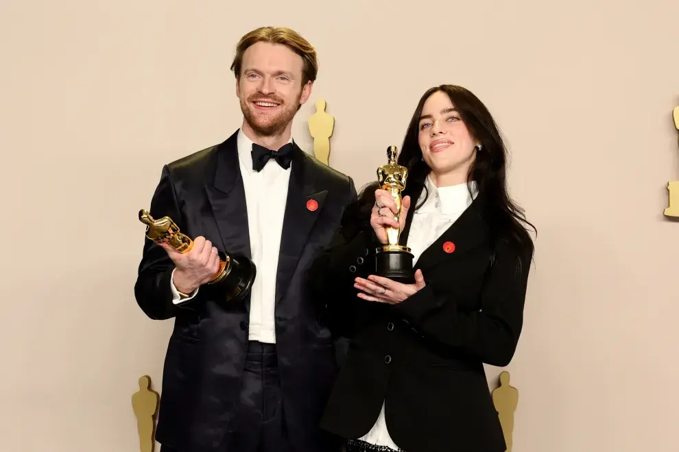 Finneas O'Connell y Billie Eilish con el Premios Oscar ganado por la canción de Barbie.