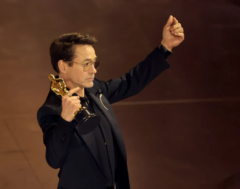 Robert Downey Jr. recibiendo su Premio Oscar 2024 como Mejor Actor de Reparto.