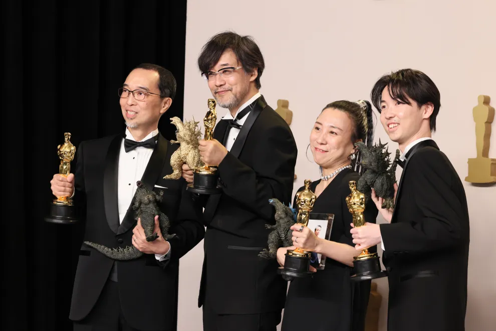 El equipo de Godzilla Minus One recibiendo su premios Oscar.