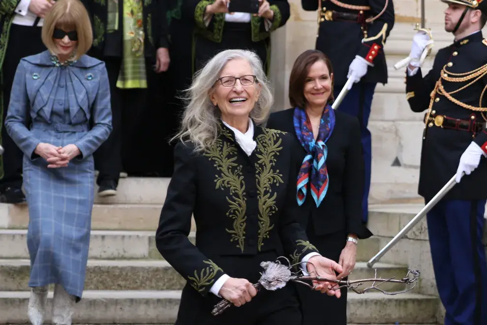 Annie Leibovitz durante la ceremonia en la Academia de Bellas Artes de París.