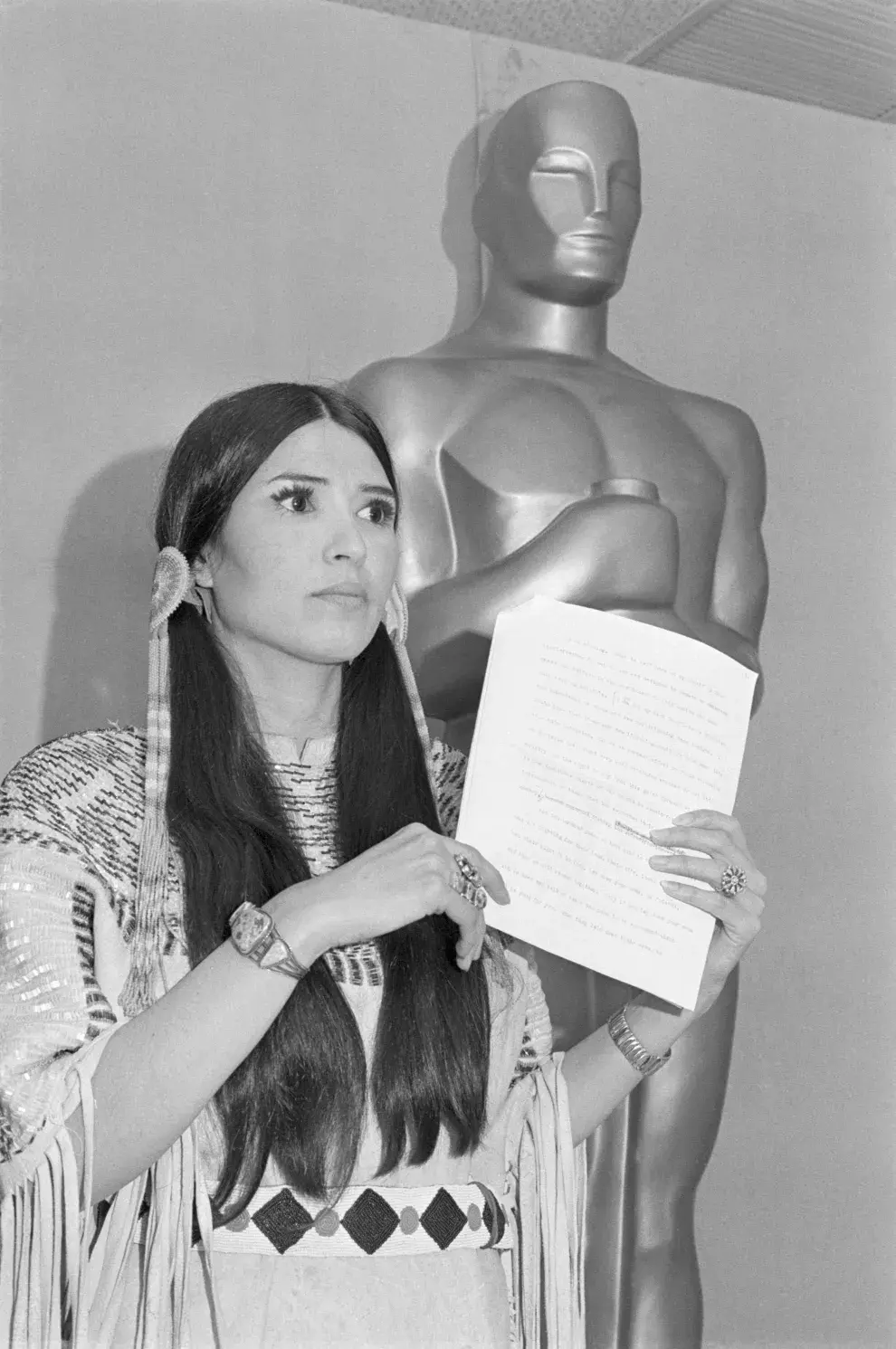 La activista Sacheen Littlefeather en los Premios Oscar de 1972.