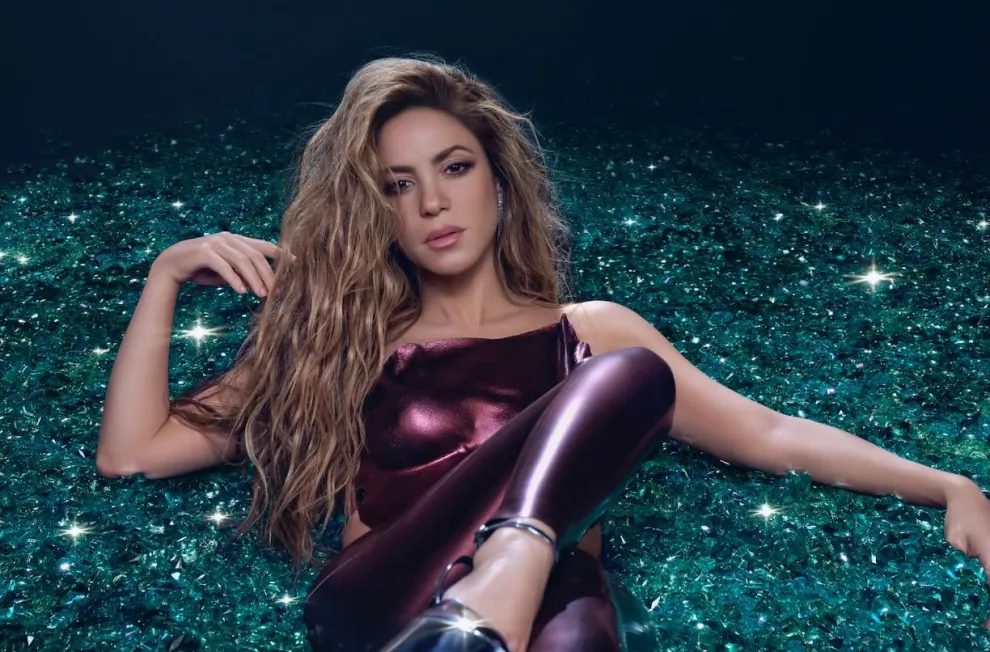 Shakira en una de las portadas de Las mujeres ya no lloran.