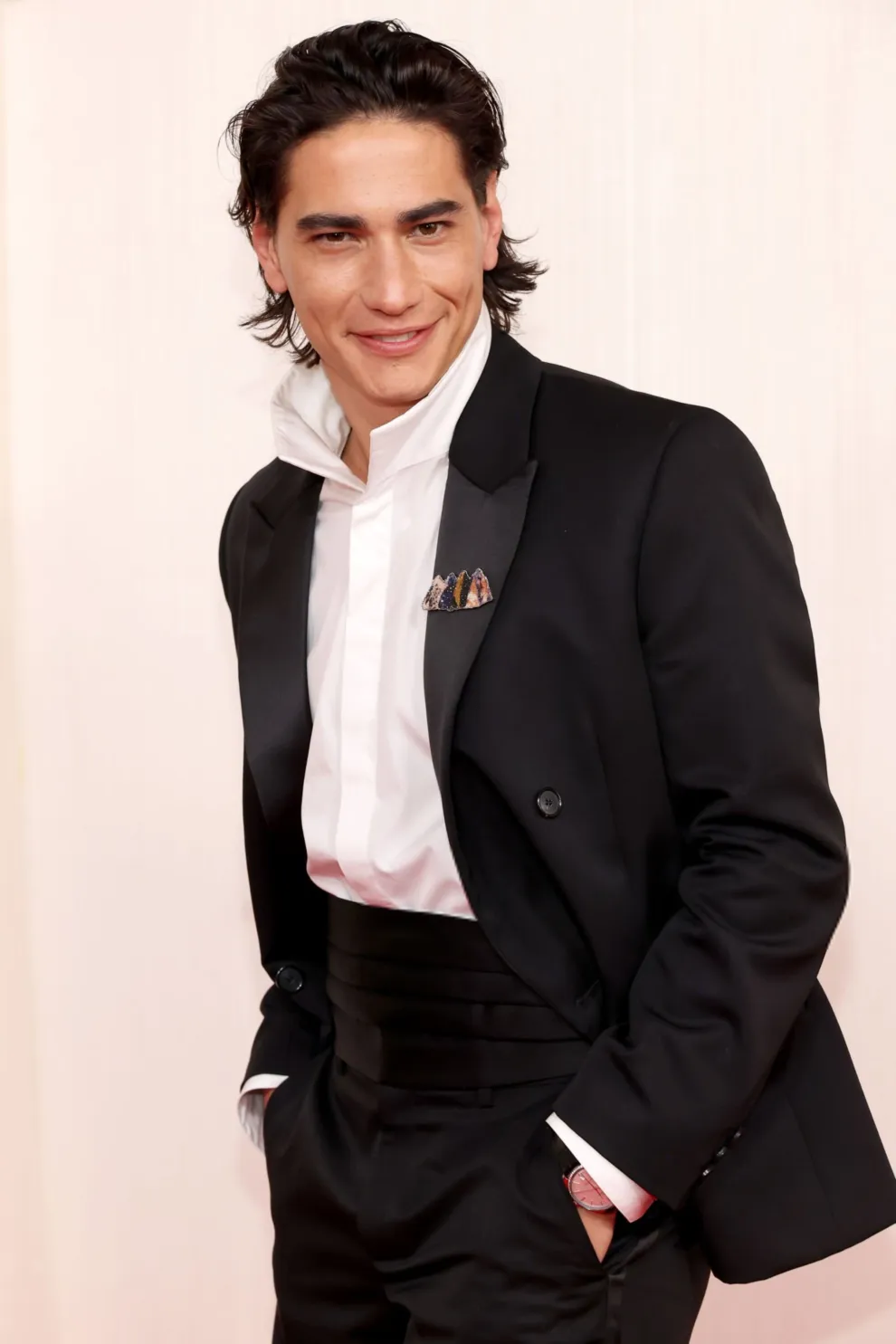 Enzo Vogrincic en la alfombra roja de los Premios Oscar 2024.