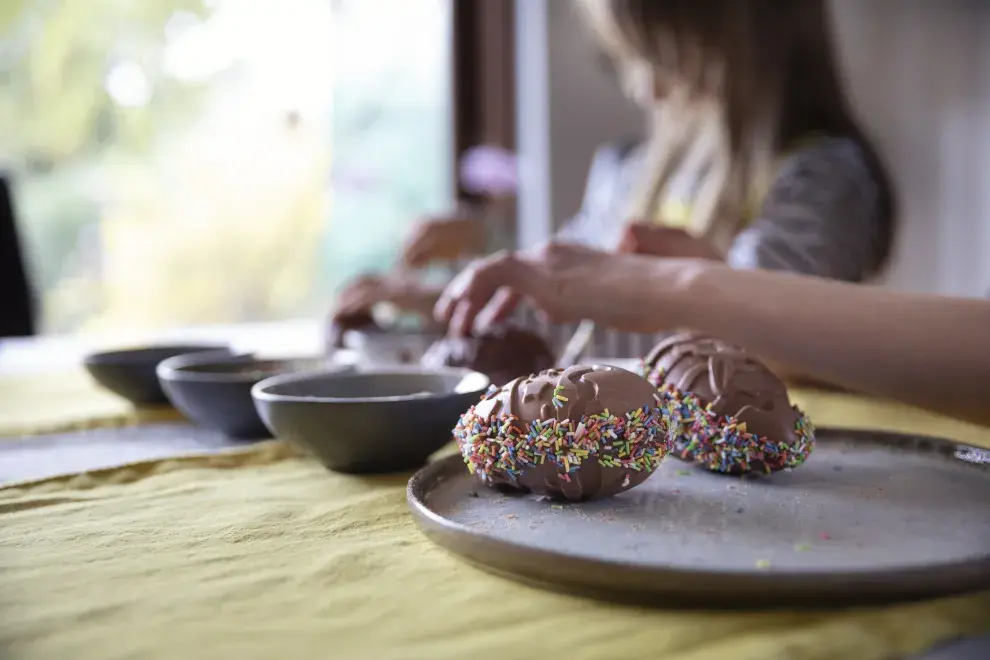 Existen 3 técnicas sencillas para que rellenar los huevos de pascua sea algo divertido y sencillo.