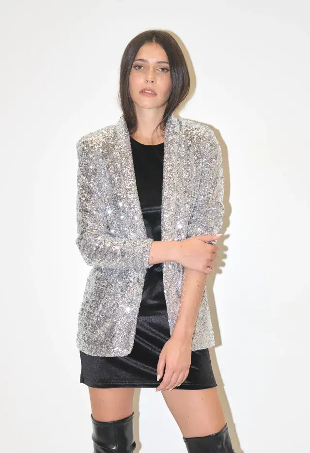 Blazer con lentejuelas en color plata, una prenda ideal para levantar un total look en negro para una fiesta. @alas_online