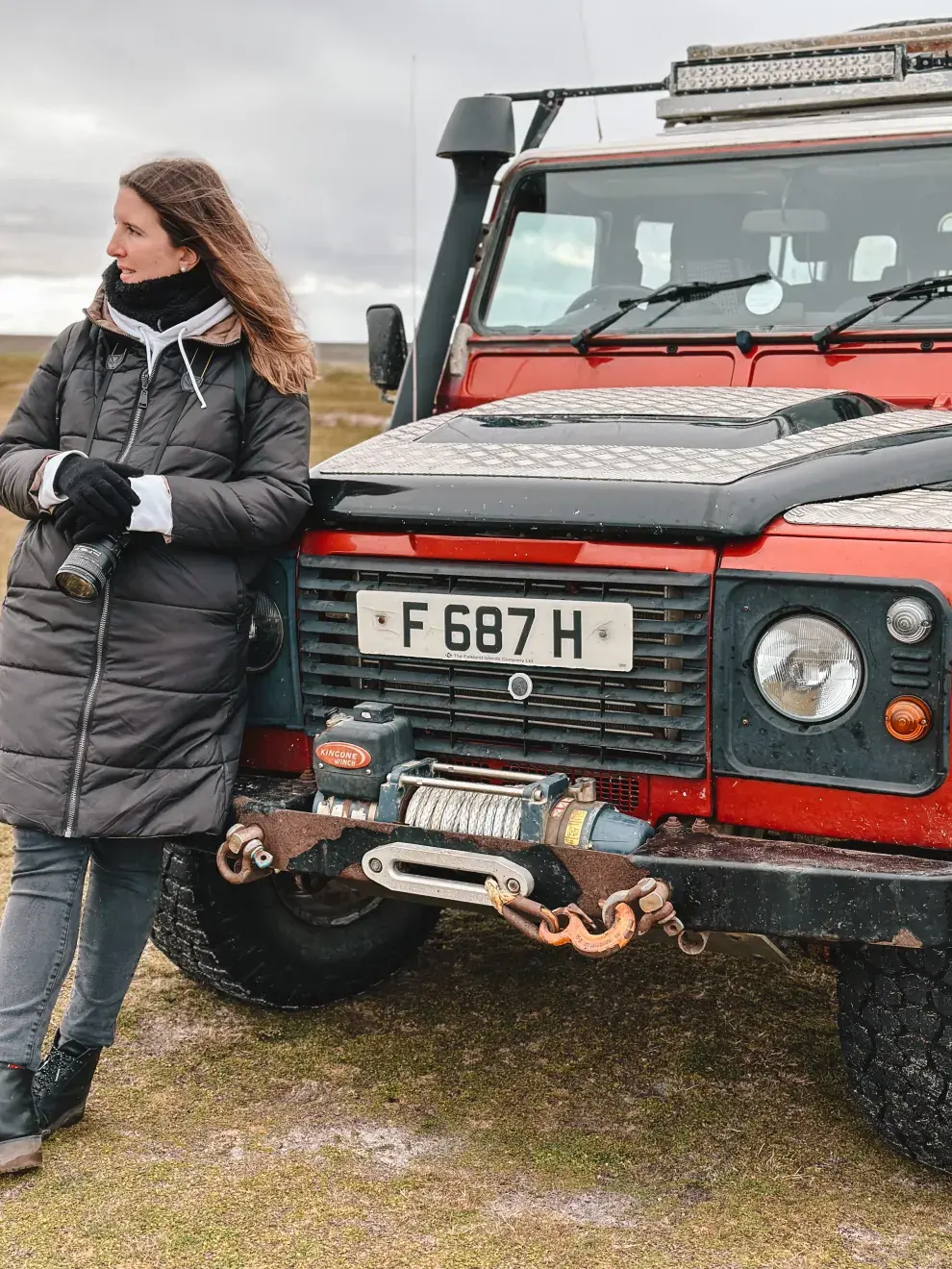 La mayoría de los isleños maneja las camionetas Land Rover, con el volante hacia la derecha.