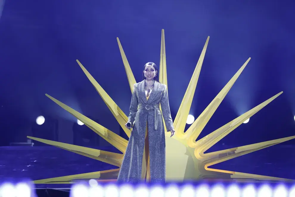 Maria Becerra entrando al escenario en su primer River Plate.