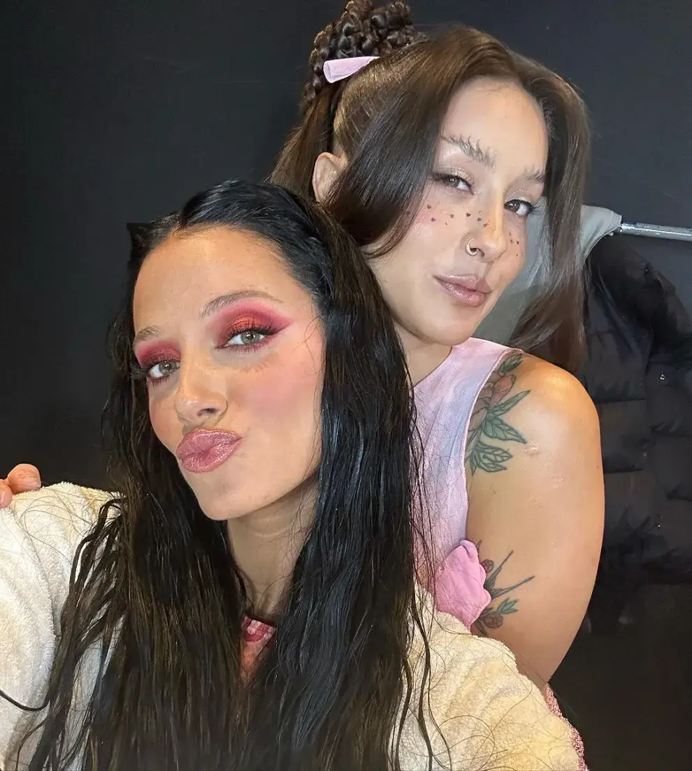 Oriana y Denise Rosenthal en el videoclip No te pases.