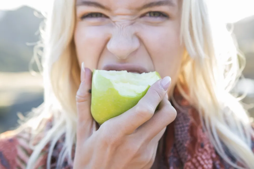 Comer una manzana al día aleja de las visitas frecuentes al médico.