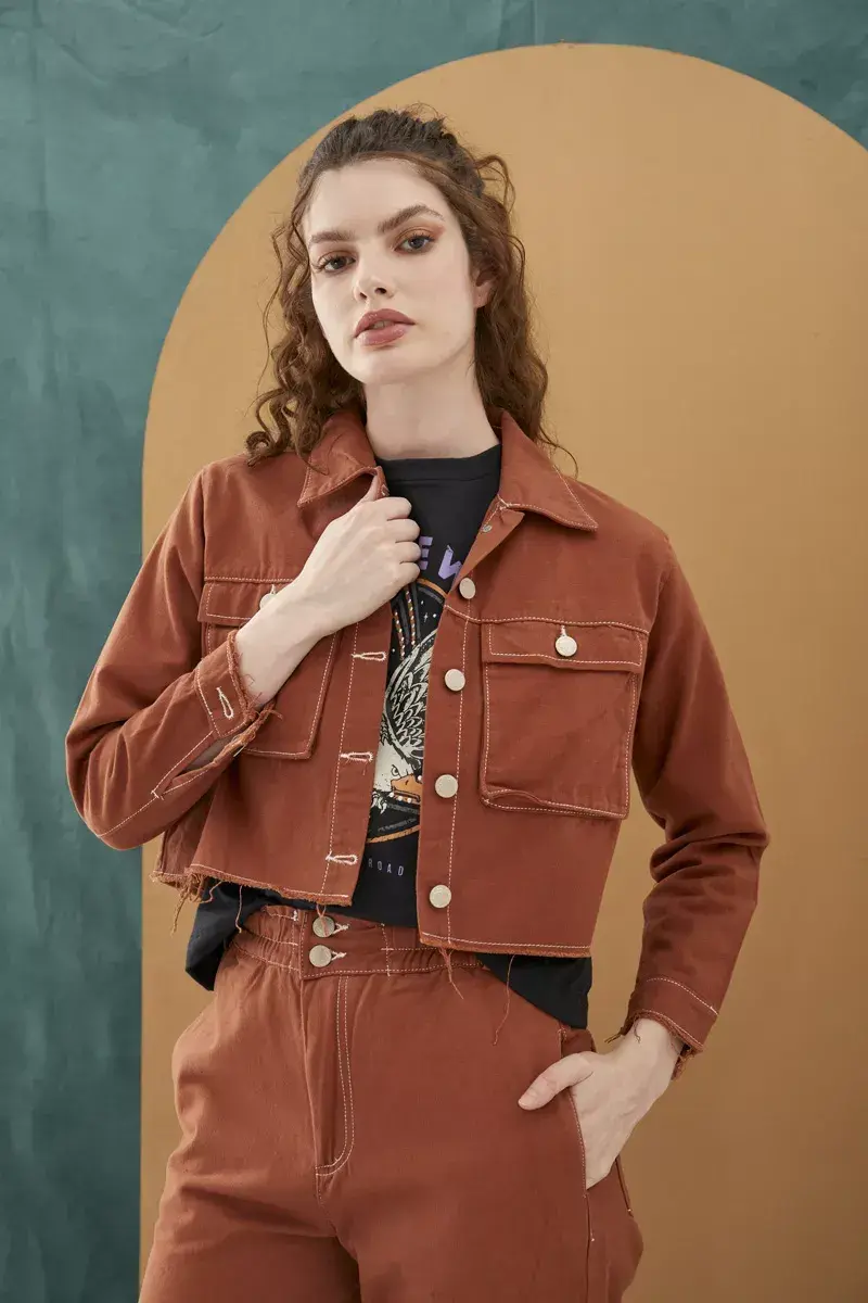 De gabardina, con bolsillos grandes y ruedo desflecado. Ideal para la media estación. @rimmelmoda