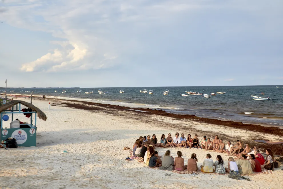 Meditar en la costa, con Dafne Schilling y Nico Bursztyn.