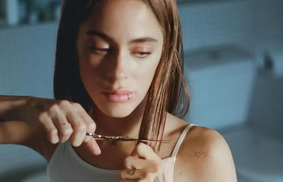 Tini Stoessel cortándose el cabello. 