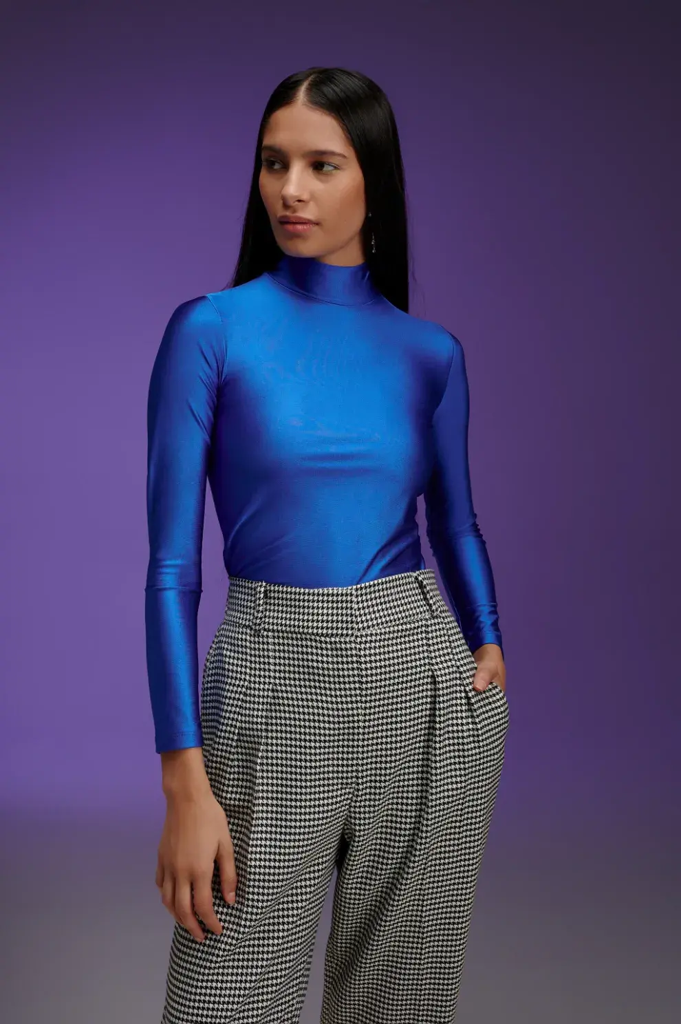 El azul eléctrico también se va a usar mucho. Esta polera de Neratta está confeccionada con tricot brillante. @nerattaoficial