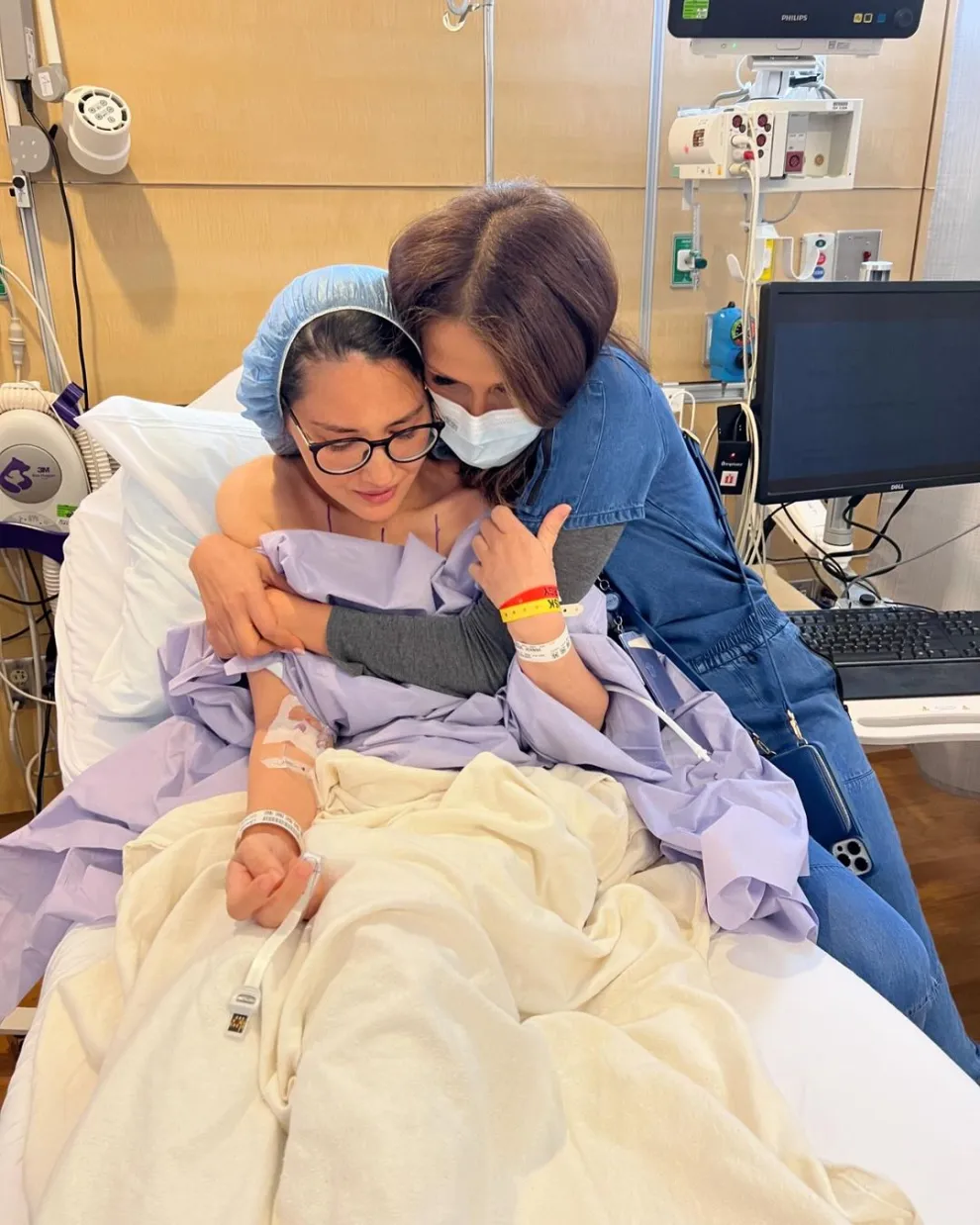 Olivia Munn en el hospital donde recibe tratamiento por su cáncer de mama.
