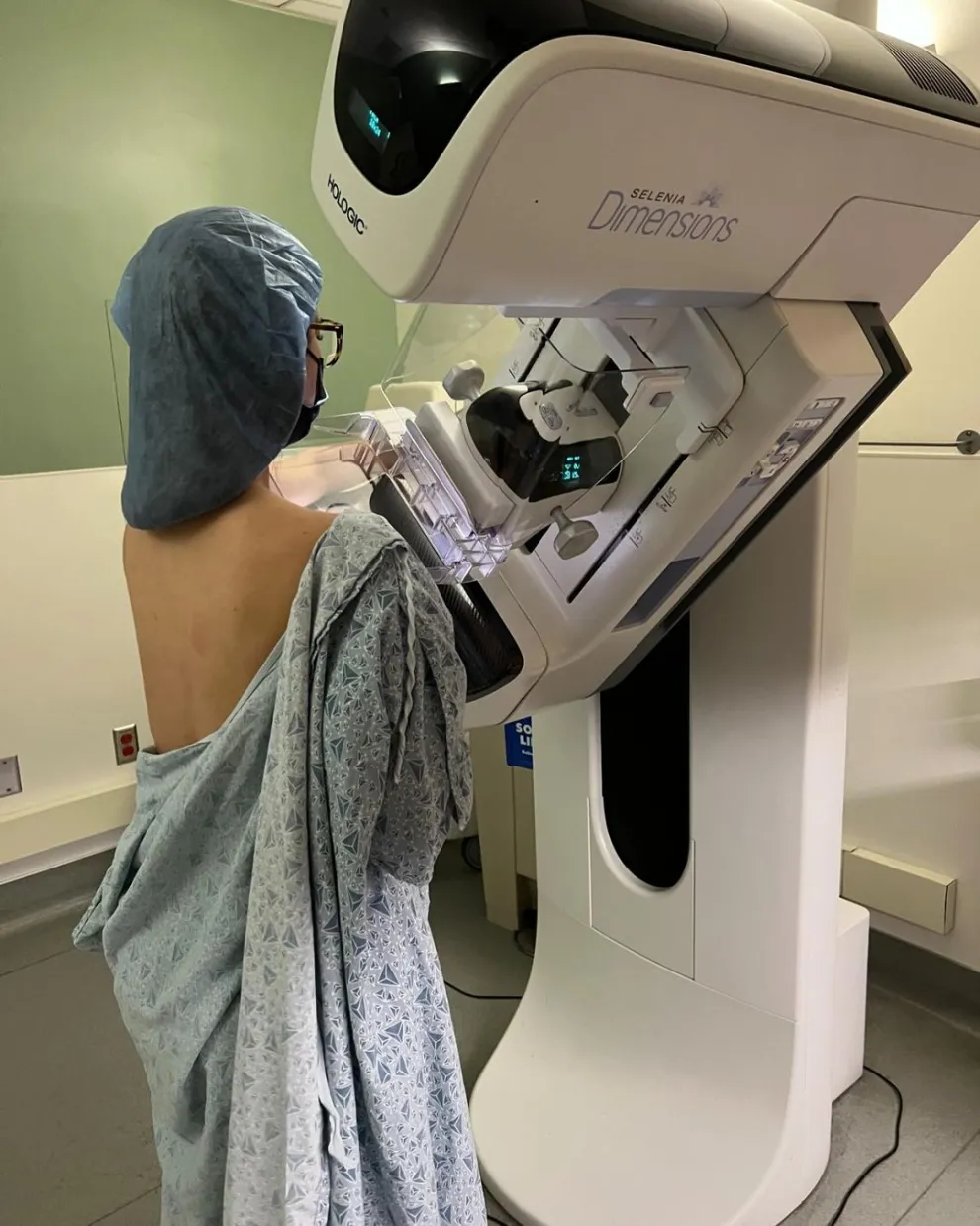 Olivia Munn en el hospital donde recibe tratamiento por su cáncer de mama.