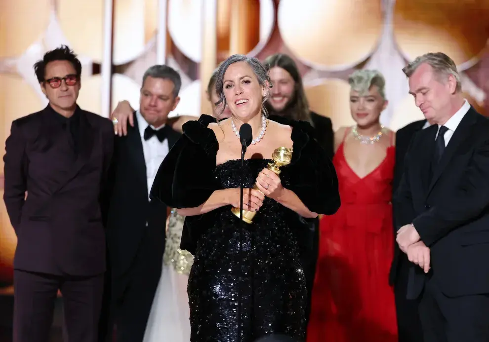 Emma recibiendo el Globo de Oro a Mejor Película Dramática por Oppenheimer.