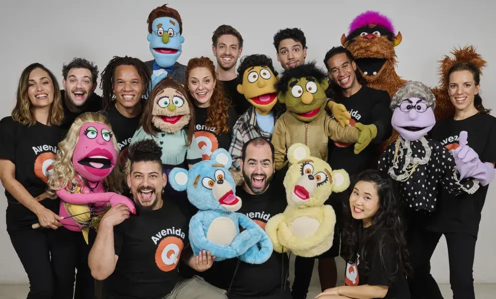 Los humanos y muñecos protagonistas de Avenida Q.