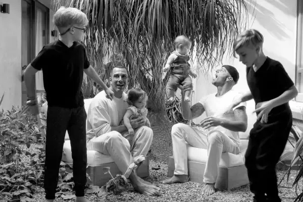 Ricky Martin y Jwan Yosef con sus cuatro hijos.