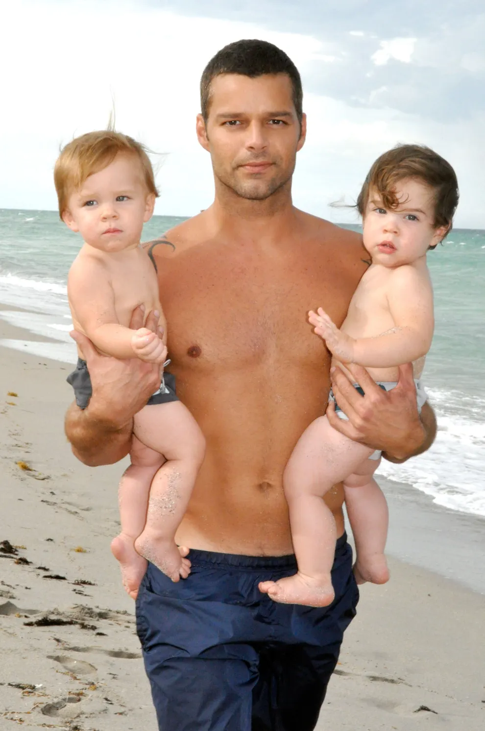  Ricky Martin posando con sus hijos Valentino y Matteo, en 2009.
