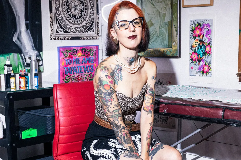 Agostina Perrone, tatuadora.