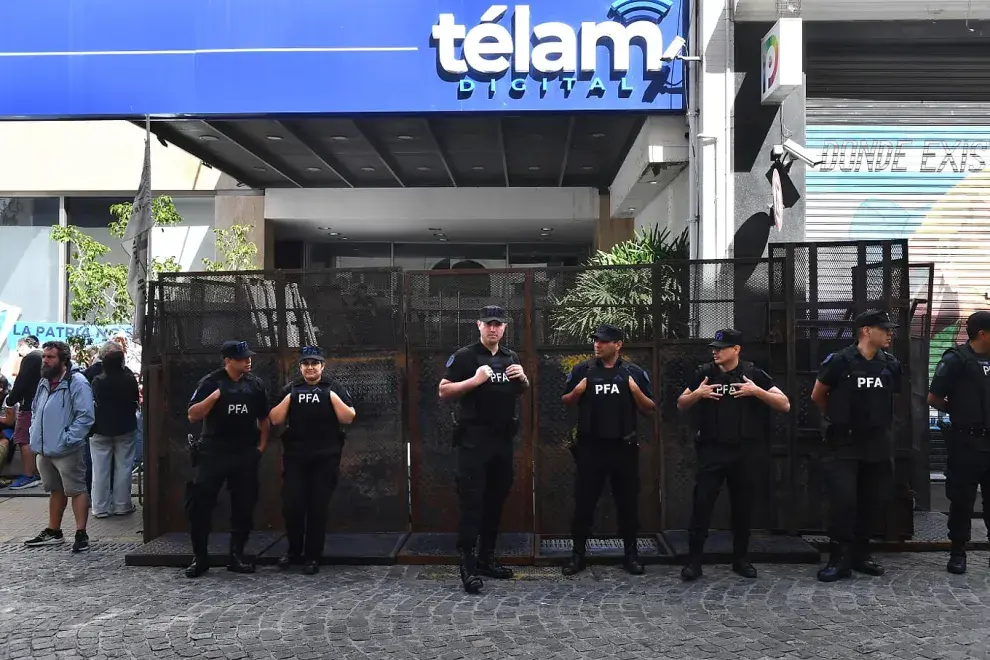Télam amaneció vallada y rodeada de policías.