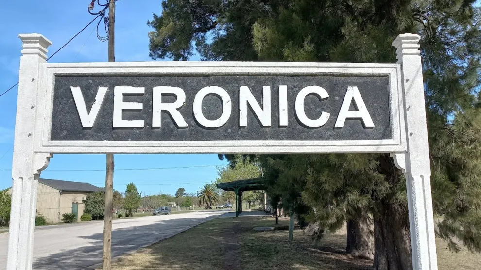 Cartel de la localidad de Veronica, en Punta Indio.