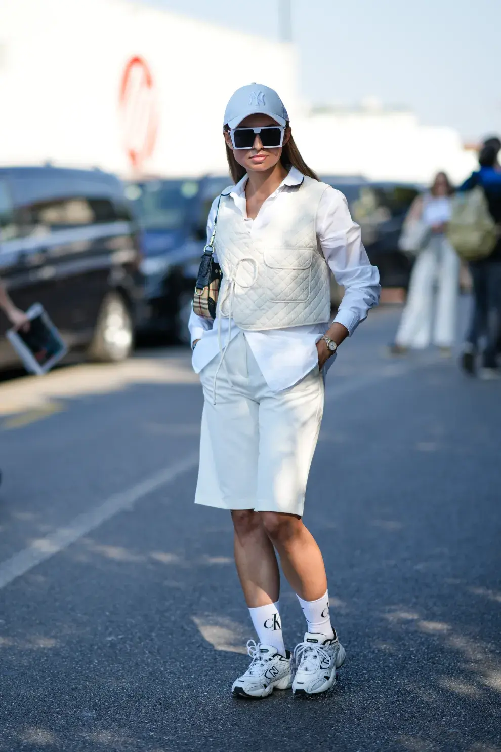 Medias con zapatillas deportiva en un look de street style