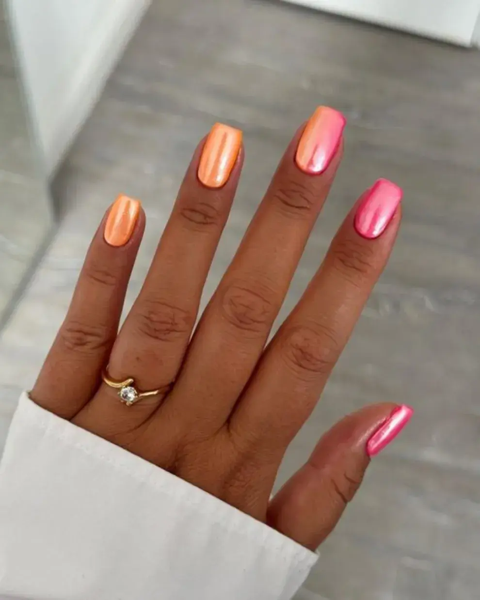 Con un esmalte tornasolado, elegís un tono naranja y rosado.