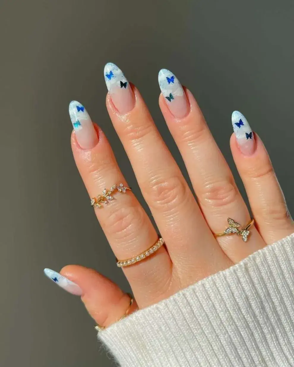 Con una base en celeste y transparente en un diseñito de nubes, haces pequeñas mariposas azules.